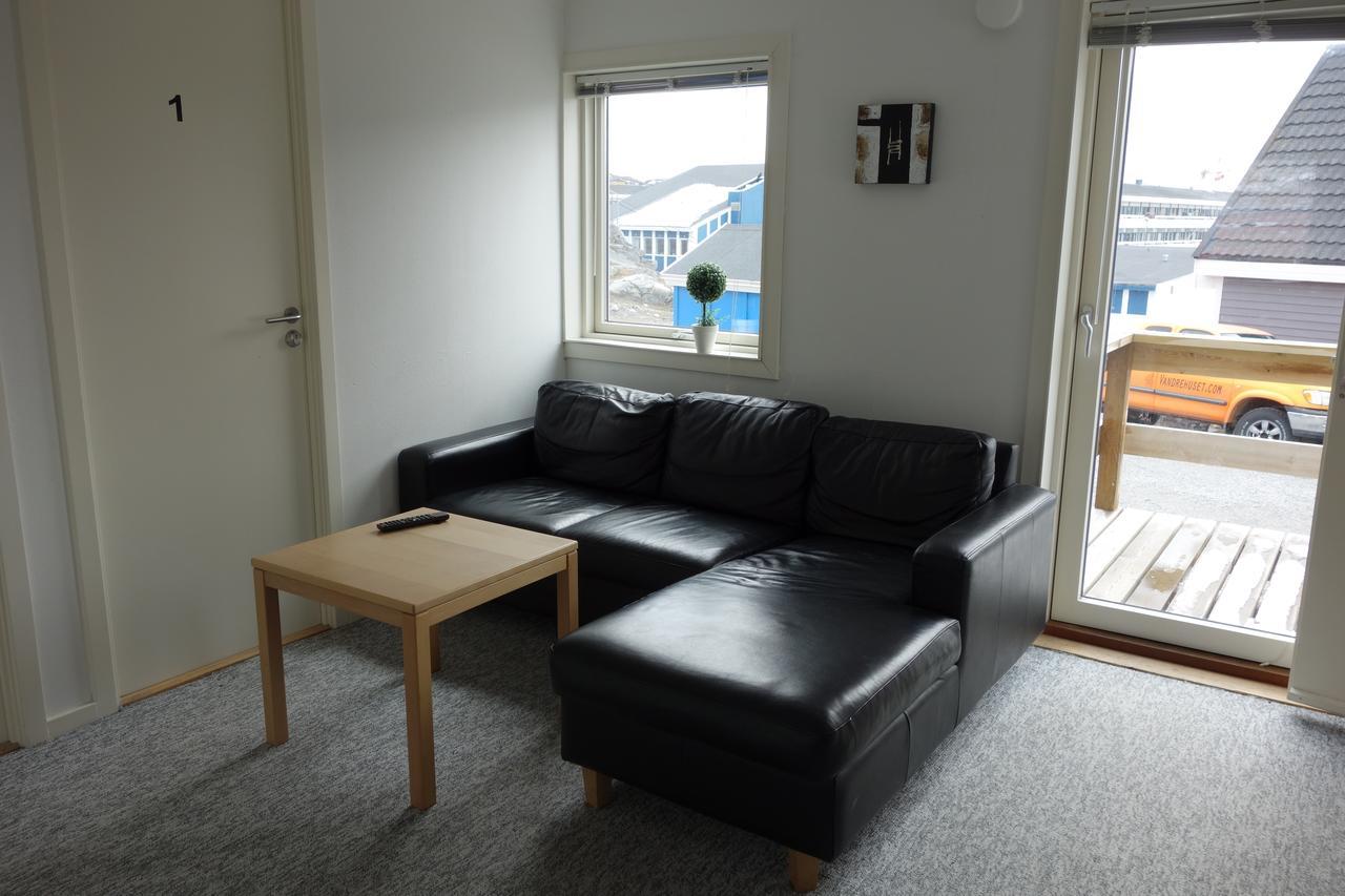 Vandrehuset 4 Nuuk Buitenkant foto